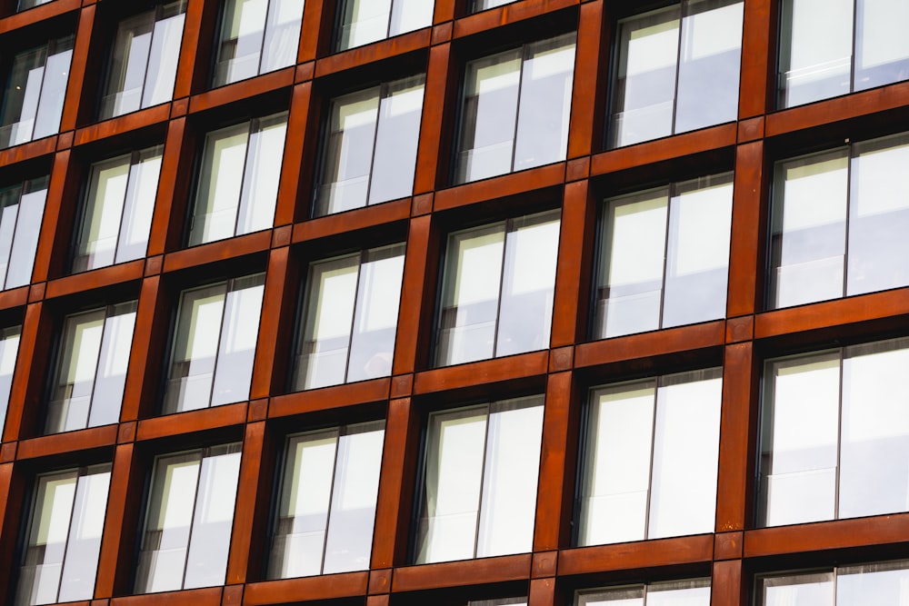 Fotografía de ángulo bajo de ventana con marco marrón