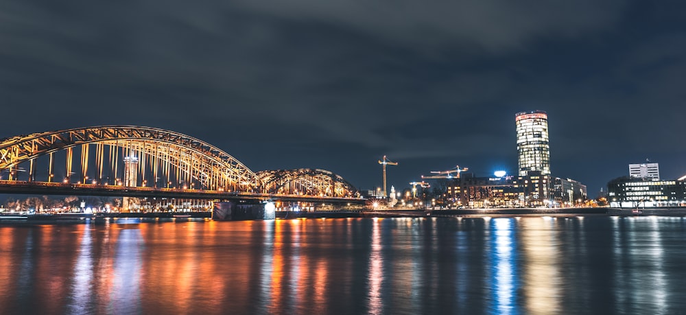 foto panorâmica t da cidade durante a noite