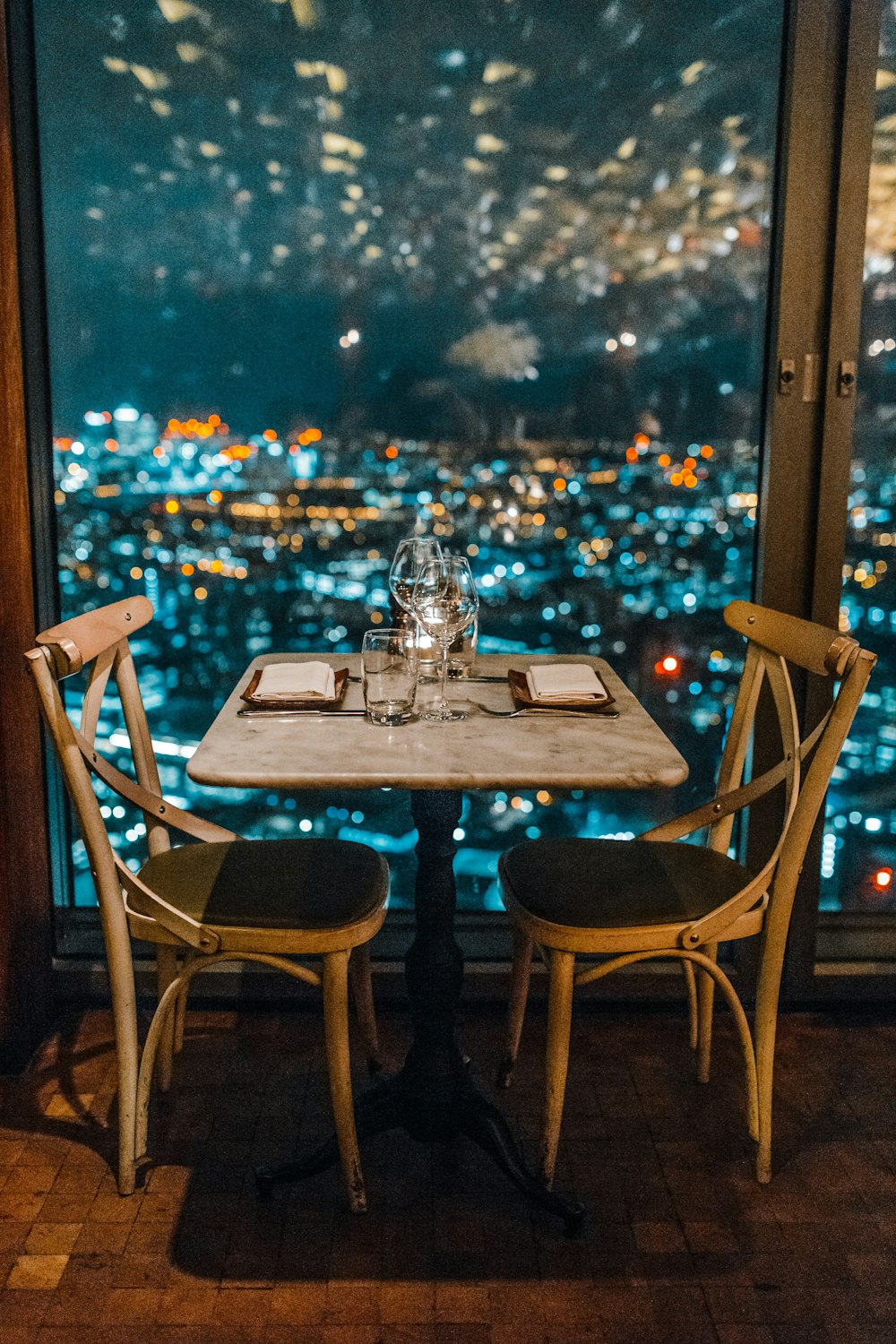 mesa e cadeiras de cerâmica branca com vidraria