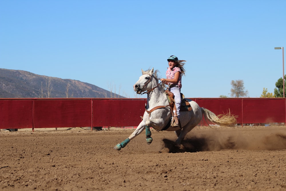 donna che cavalca il cavallo durante il giorno