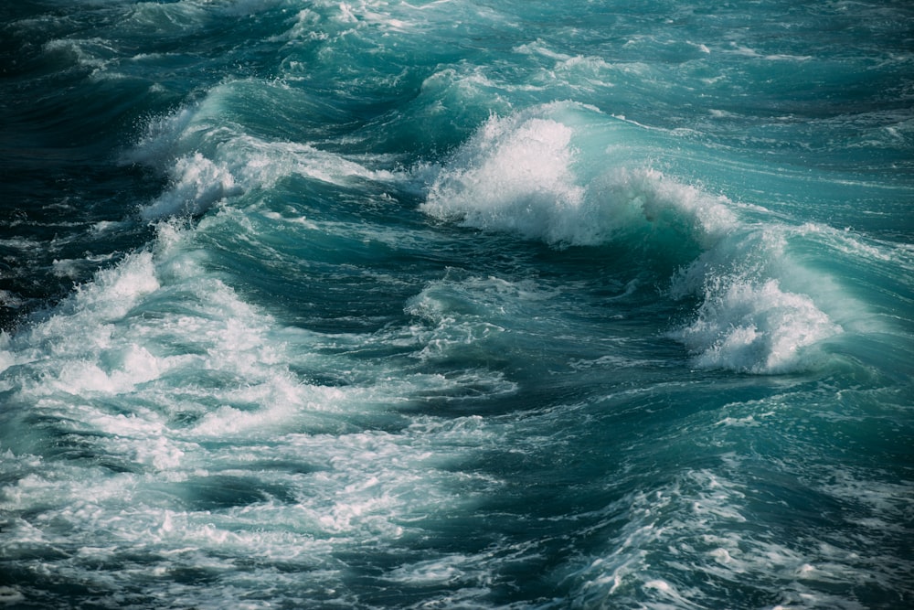 Fotografia Time Lapse dell'onda dell'oceano