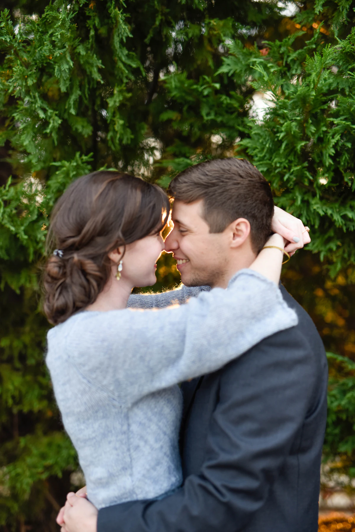 Couple heureux et réconcilié en extérieur