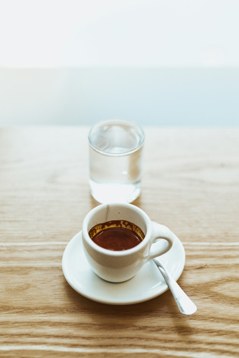 tazza bianca con bevanda al cioccolato all'interno