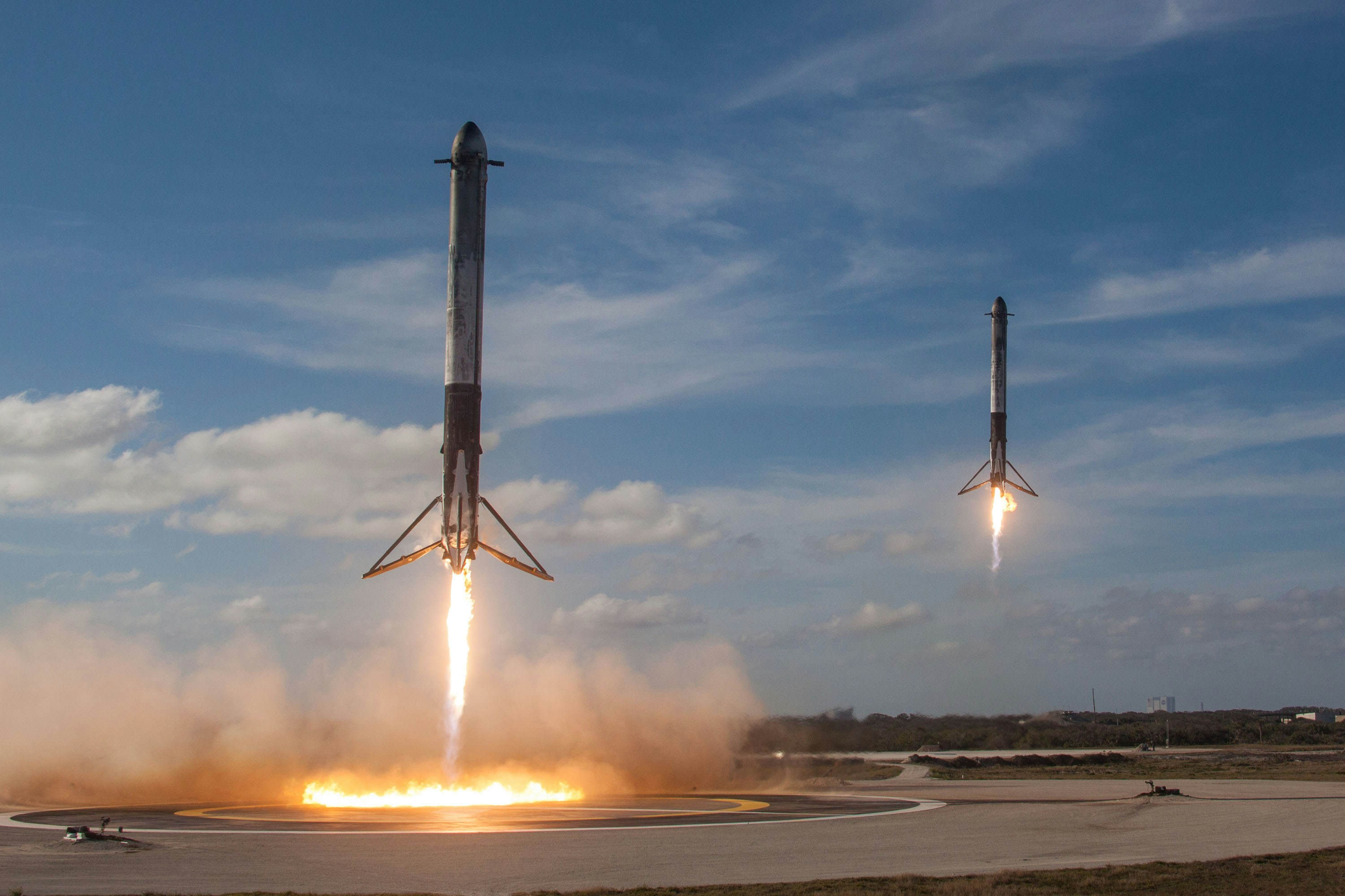 great photo recipe,how to photograph spacex falcon heavy landing; twom white flying rockets during daytime