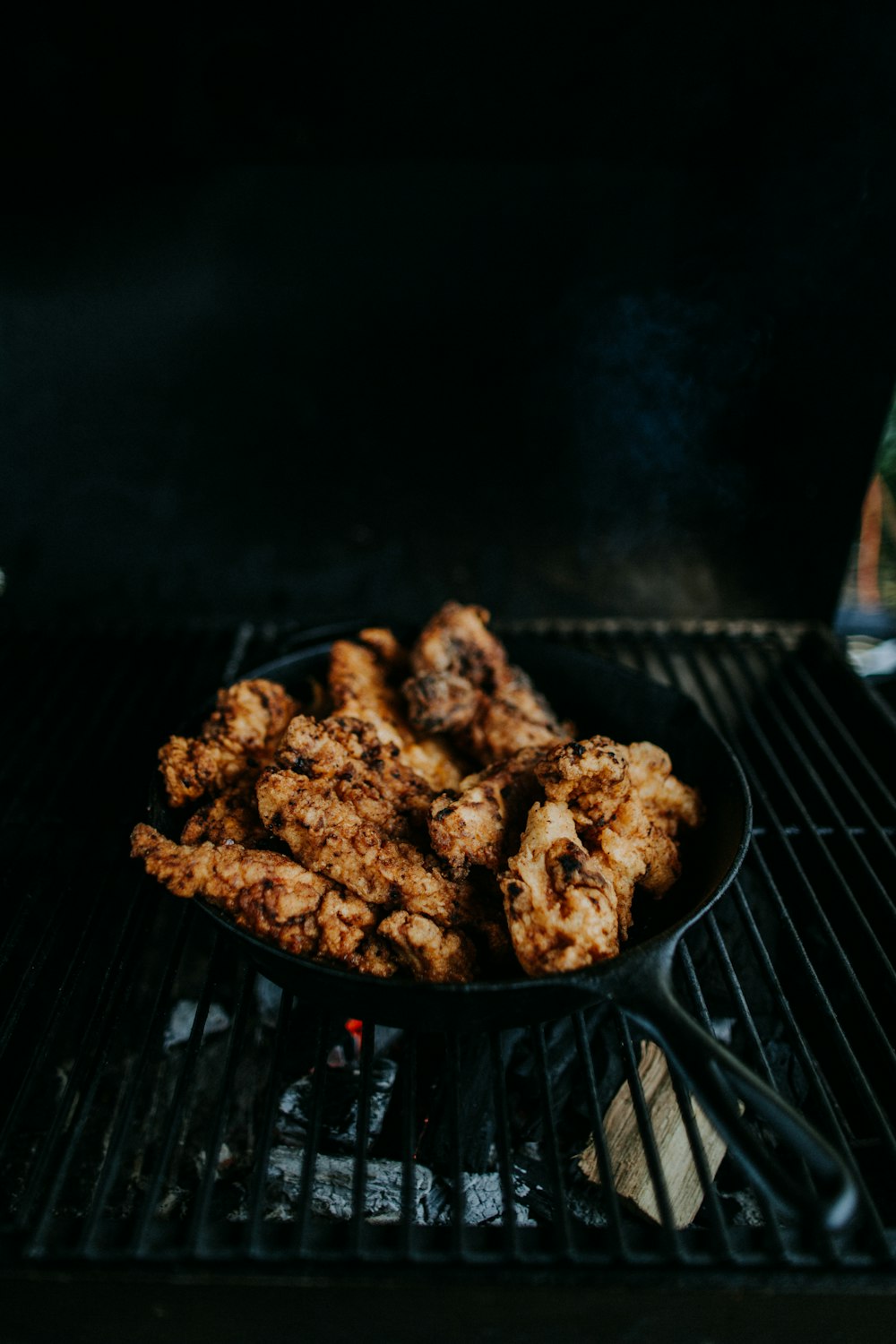 viande frite dans une poêle en fonte