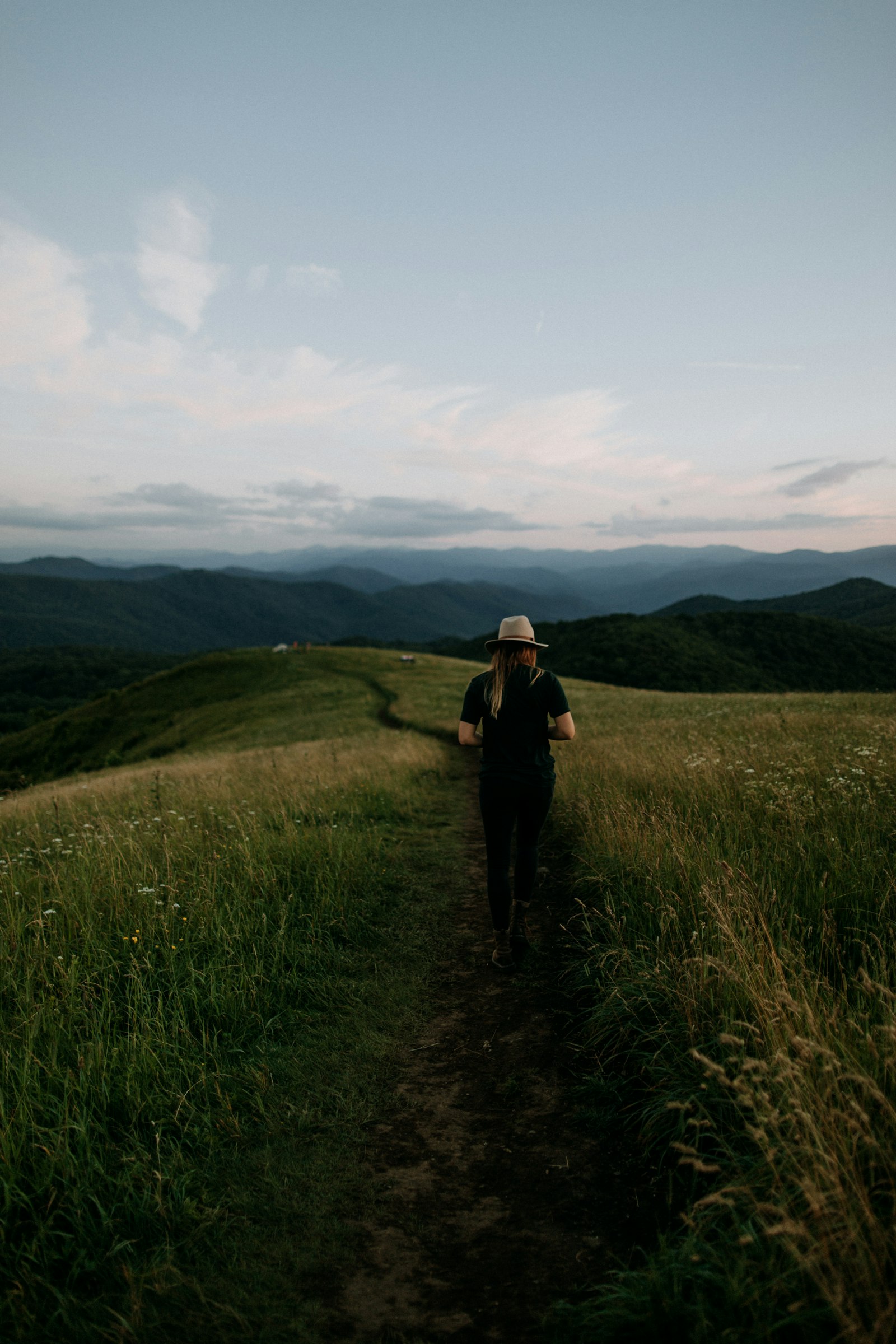 Canon EOS 6D + Canon EF 24mm F1.4L II USM sample photo. Woman in the meedle photography