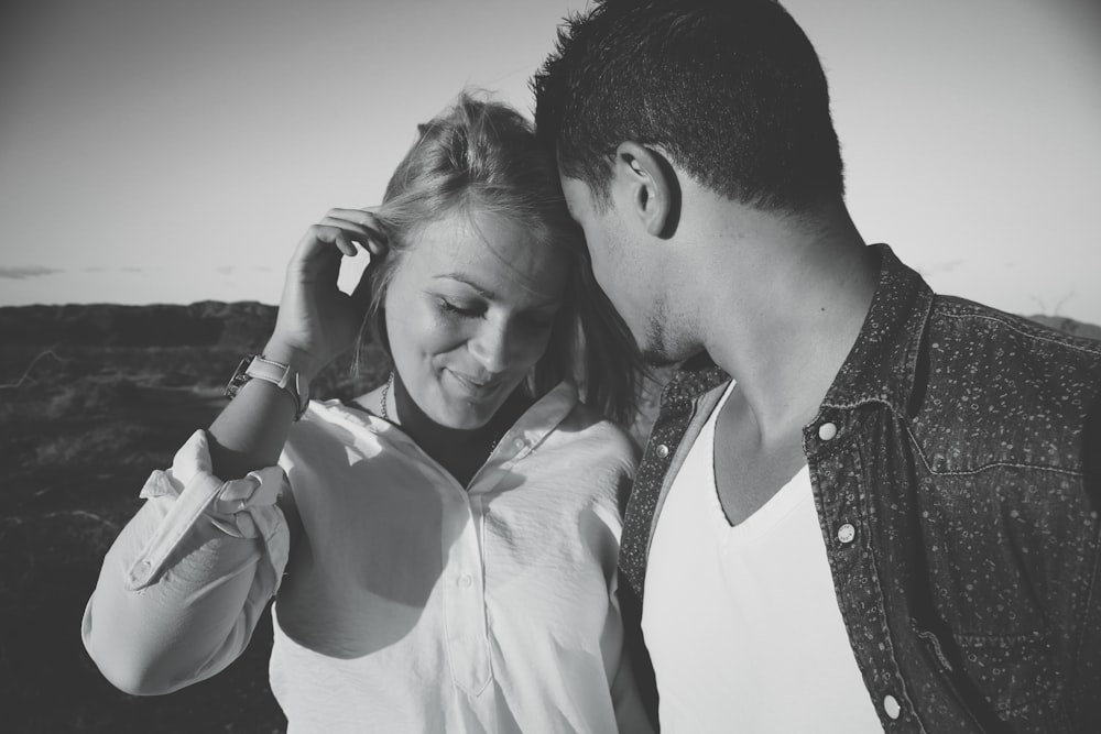 Photographie en niveaux de gris d’un homme et d’une femme