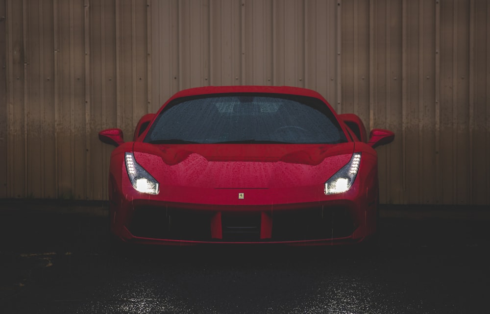 carro Ferrari vermelho