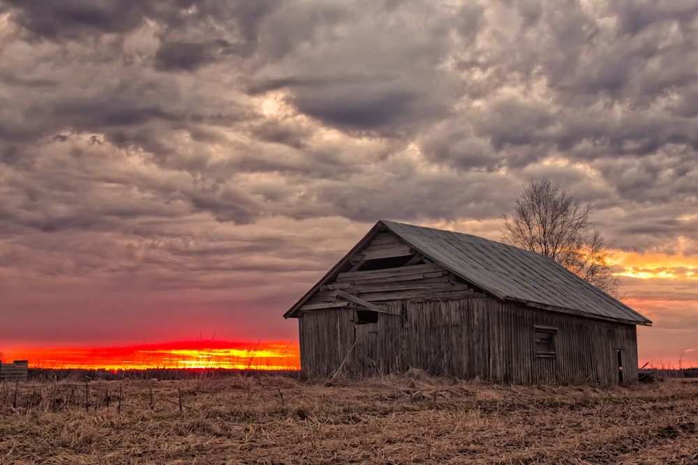 maison en bois gris sous ciel gris