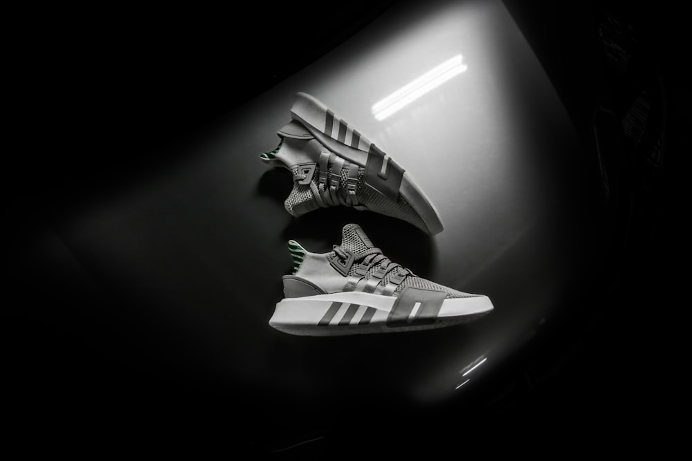 Paio di scarpe Adidas con foto in scala di grigi