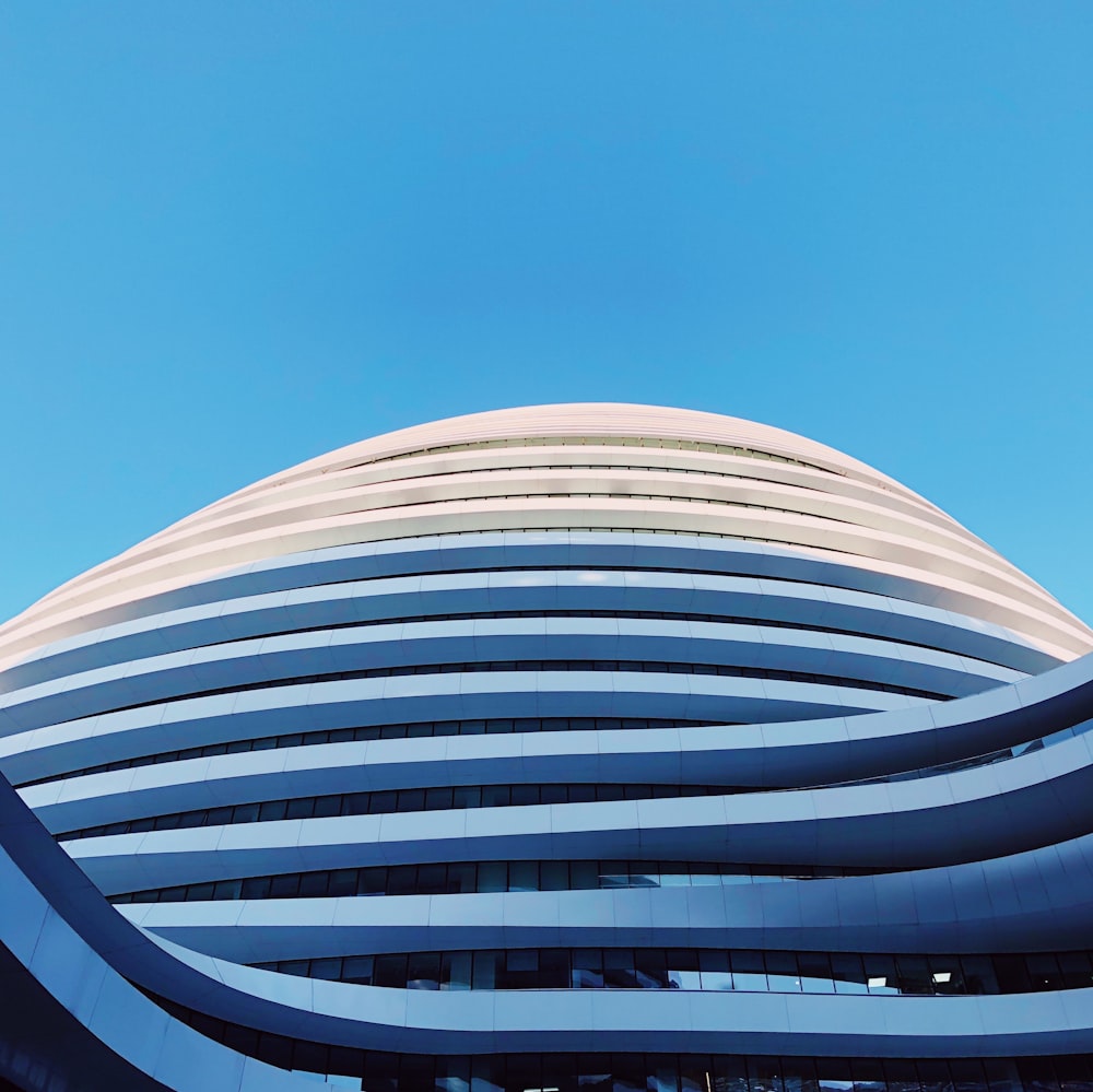 A tall tower with a blue sky photo – Free Brazil Image on Unsplash