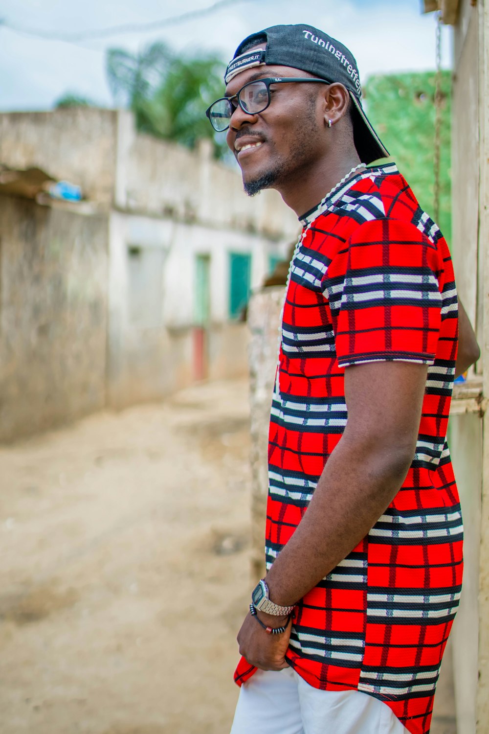 foto de enfoque superficial de hombre con camiseta a cuadros roja y negra