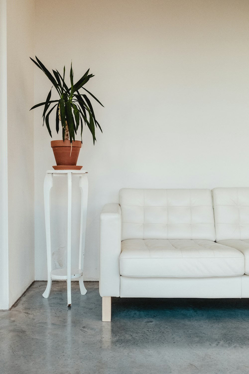Foto zum Thema Leeres graues Sofa und Nackenkissen – Kostenloses Bild zu  Braun auf Unsplash