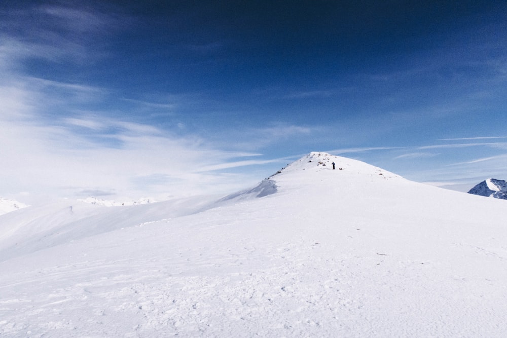 snow mountain under blue sky