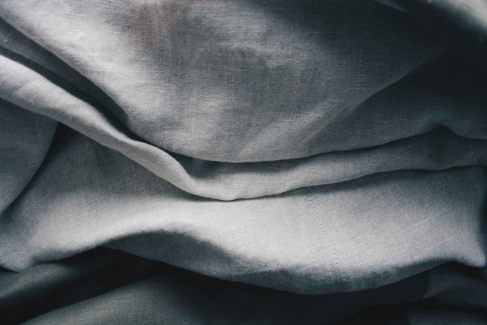 Un pli de tissu de lin gris