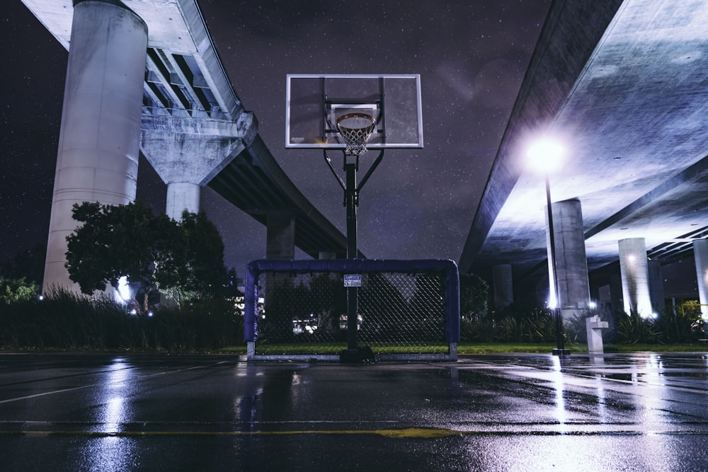 Fotografie eines leeren, nassen Basketballplatzes