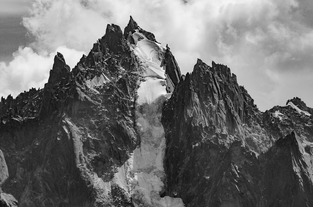 Formation rocheuse sous les nuages