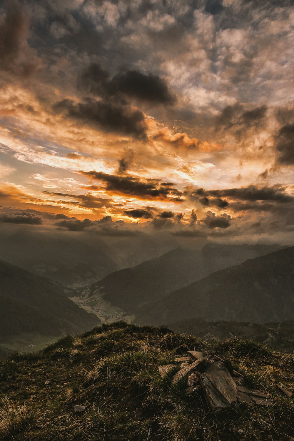 montagne verdi sotto il cielo nuvoloso durante il giorno