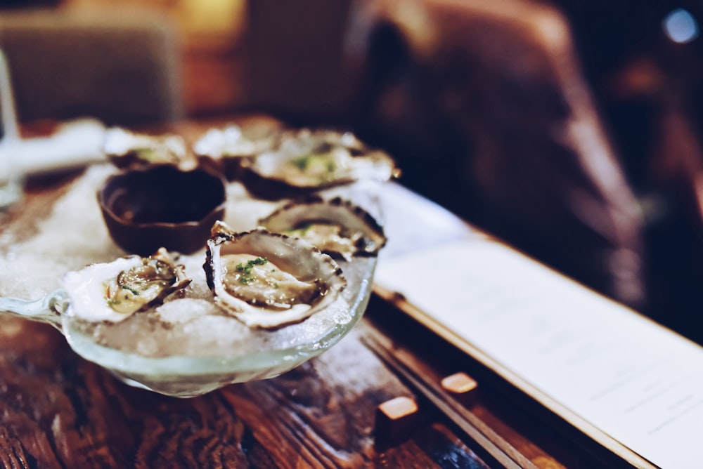 shallow focus photography of oysters on bowl