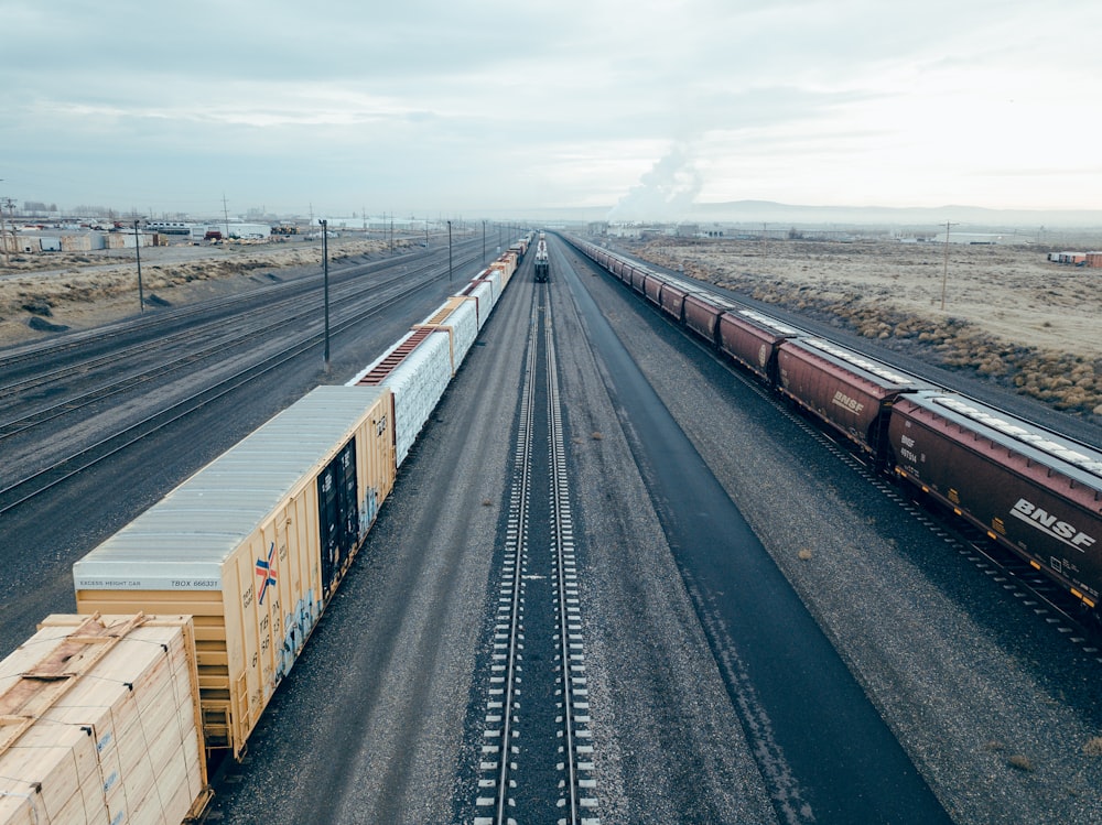 Tren marrón durante el día