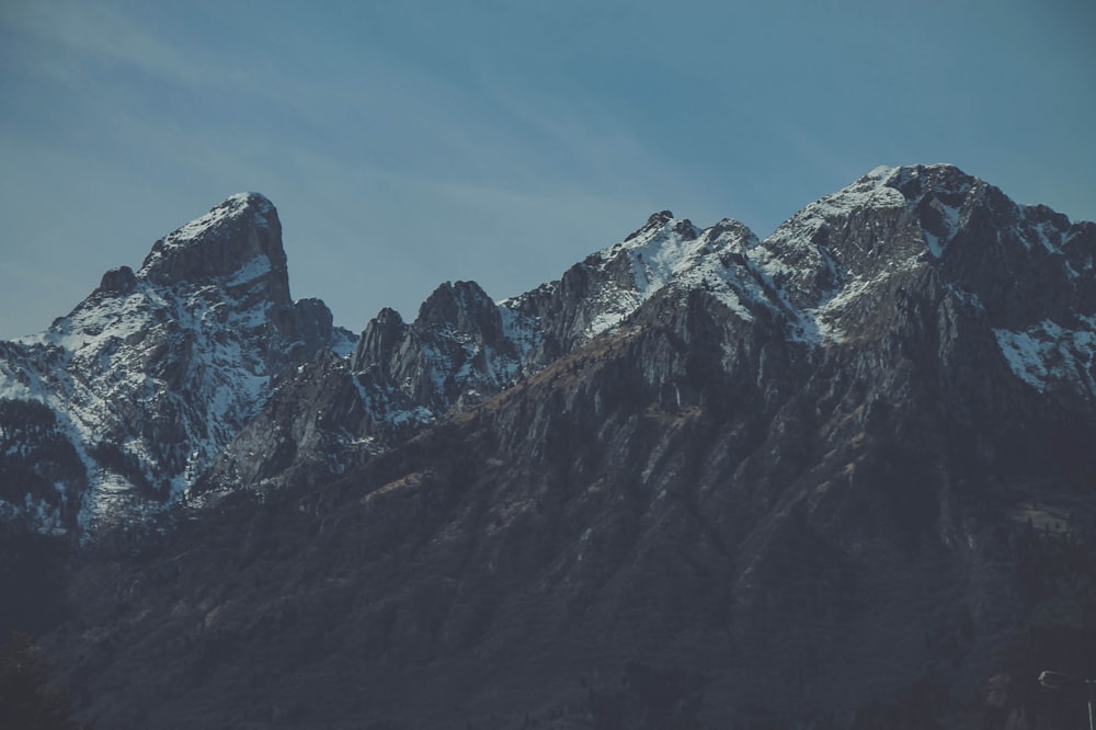 눈 덮인 산의 로우 앵글 사진