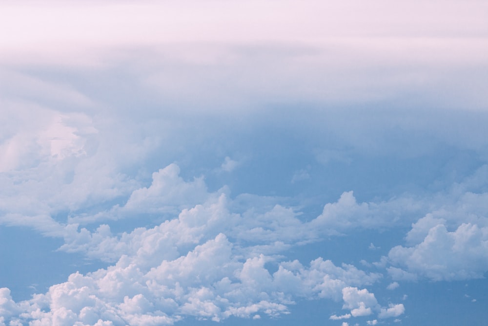 cielo blu con nuvole bianche di giorno