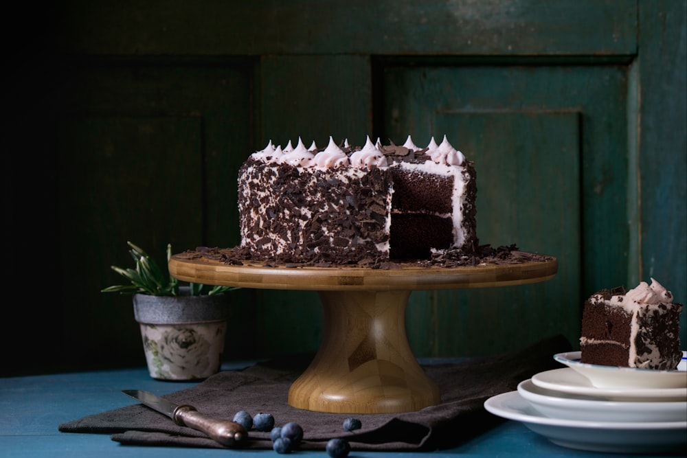 茶色の木製のケーキスタンドに丸いケーキ
