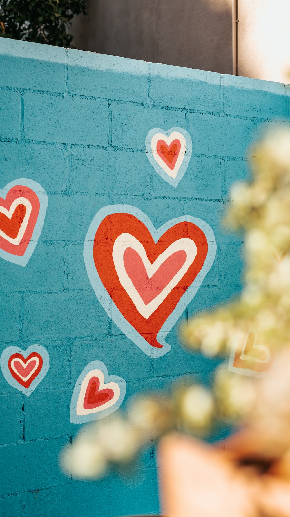 Foto selectiva de graffiti de corazones rojos y blancos