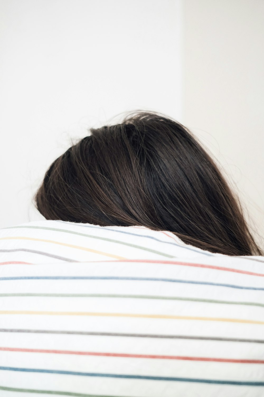 Mujer al lado de la pared