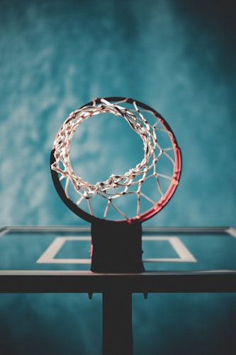 Aro de basketball con red visto desde abajo con cielo de fondo