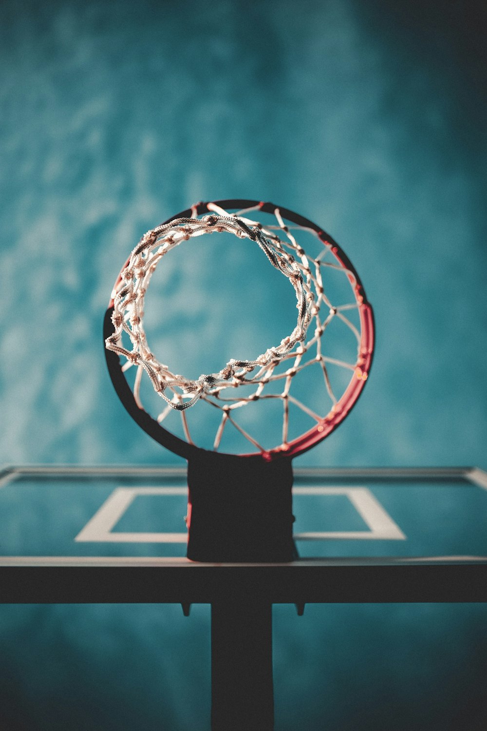 バスケットボールフープのローアングル写真