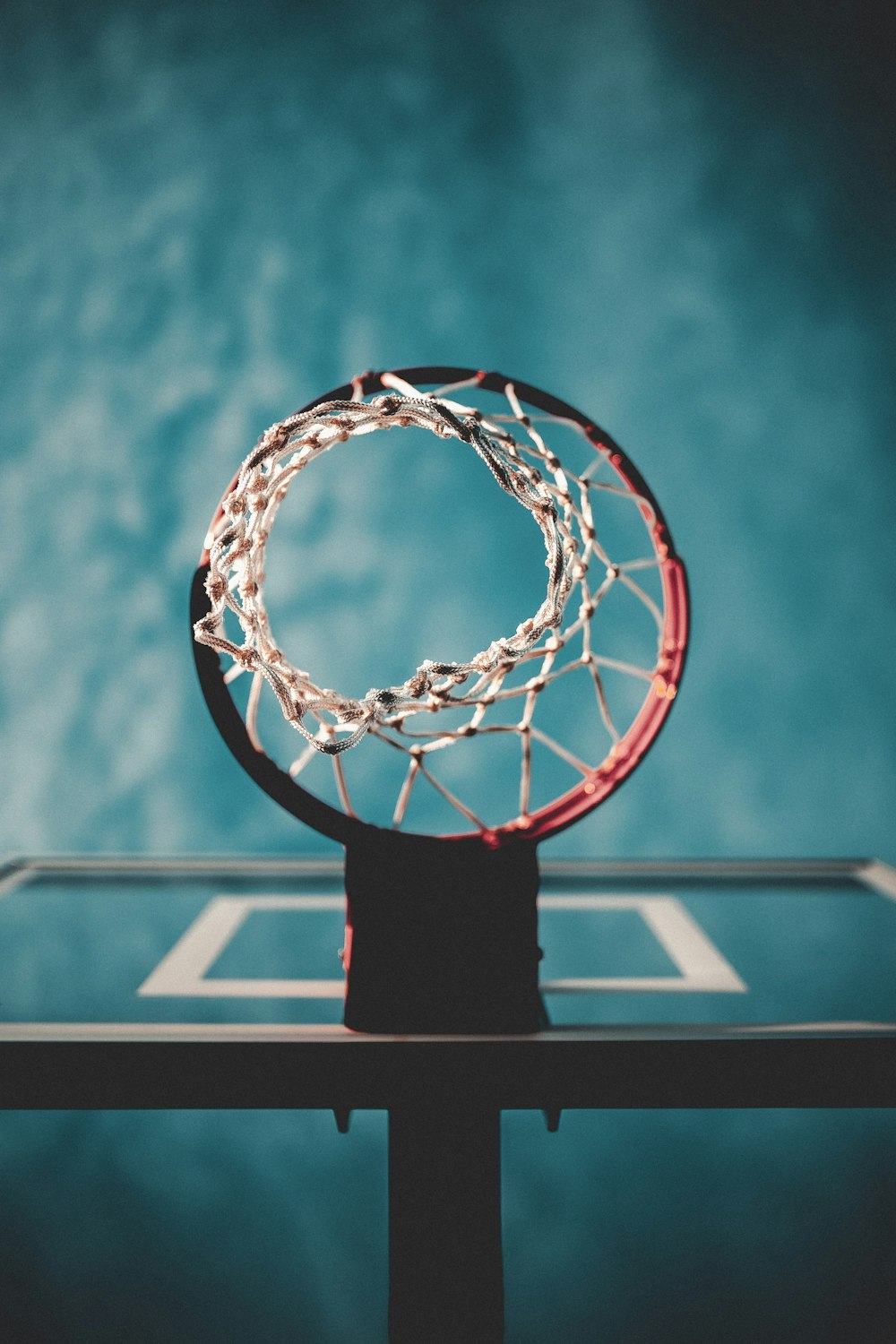 Fotografía de ángulo bajo de canasta de baloncesto