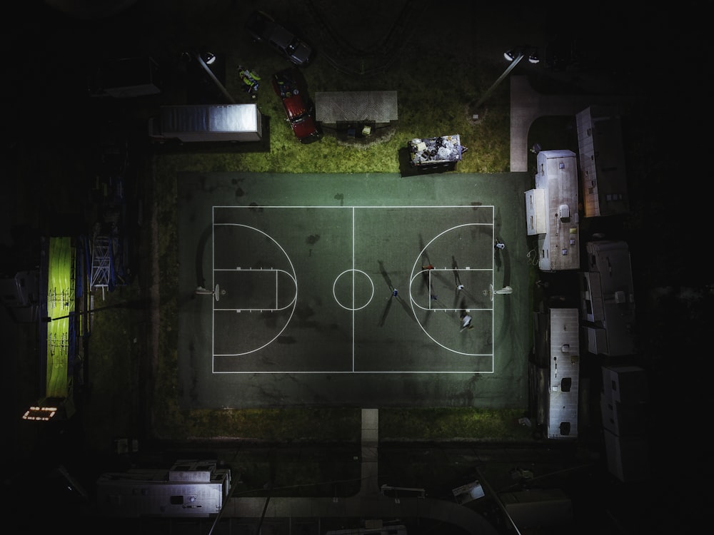 緑のバスケットボールコートの航空写真