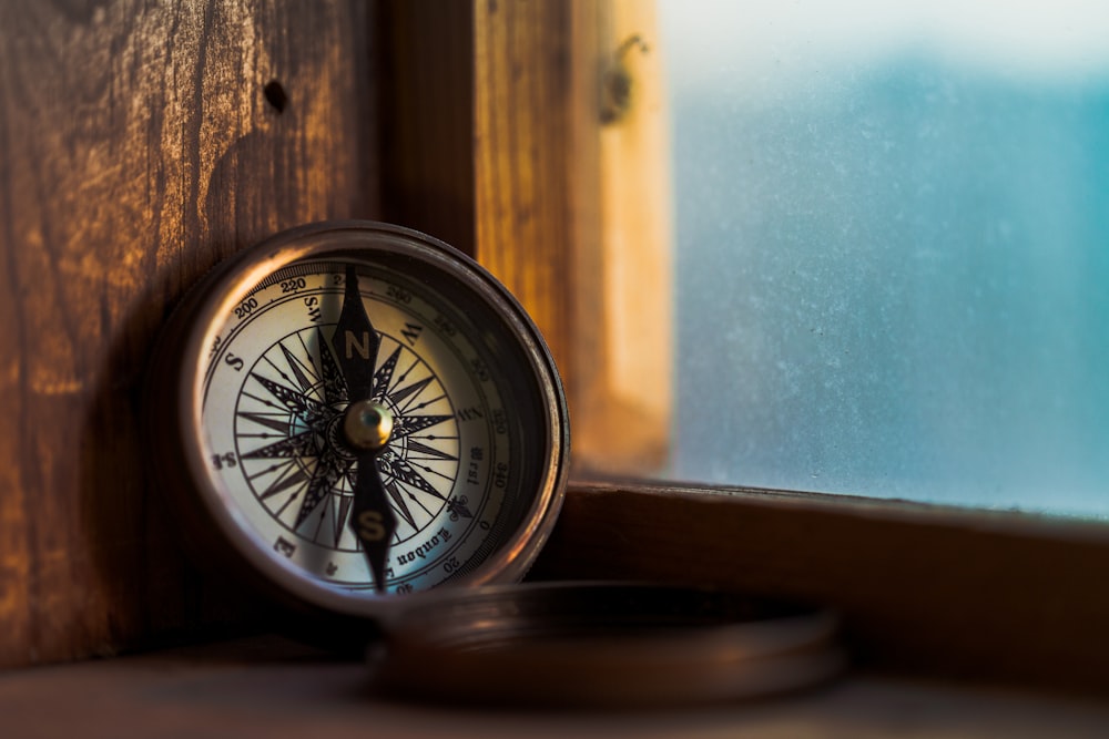 round white compass