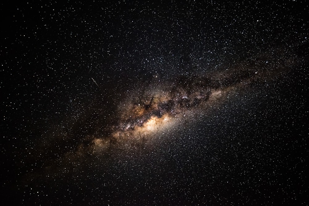 Khám phá Vũ trụ đen và nâu đầy bí ẩn với hình ảnh này! Chiêm ngưỡng những ngôi sao mờ ảo và những cấu trúc vô cùng kì lạ trong không gian bao la này. Hãy cùng tận hưởng một hành trình khám phá không gian thú vị và lạ thường đến từ vũ trụ đen và nâu.