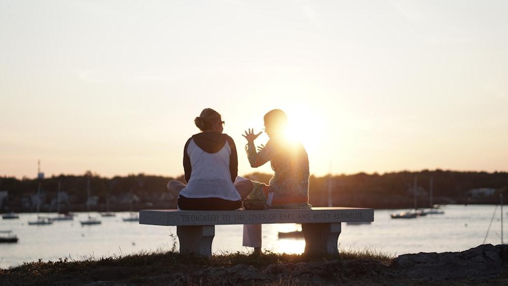 couple assis sur le banc