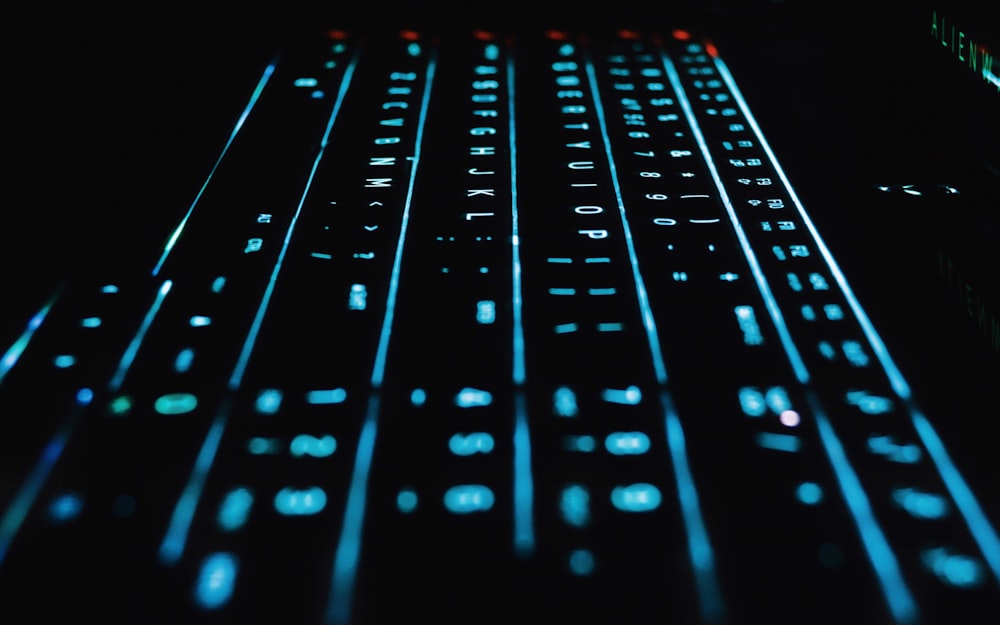 teclado mecánico de ordenador con luz LED azul