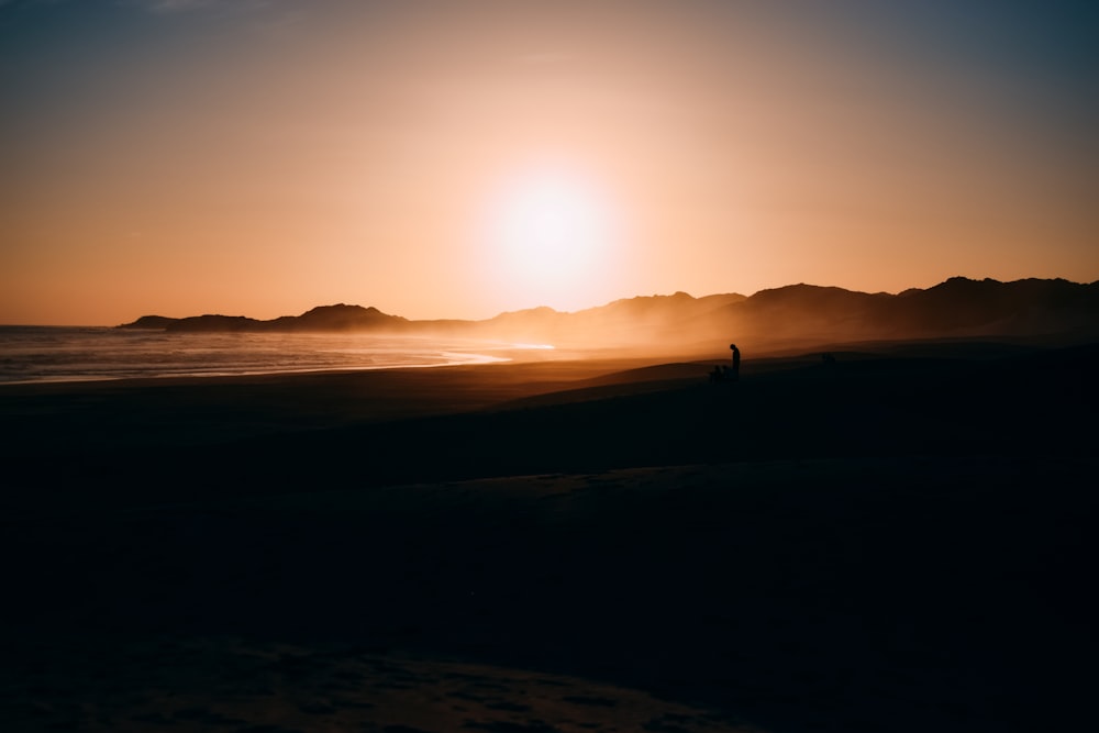 Foto da silhueta do litoral durante o amanhecer
