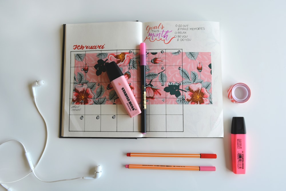 Carnet de calendrier avec stylos surligneurs