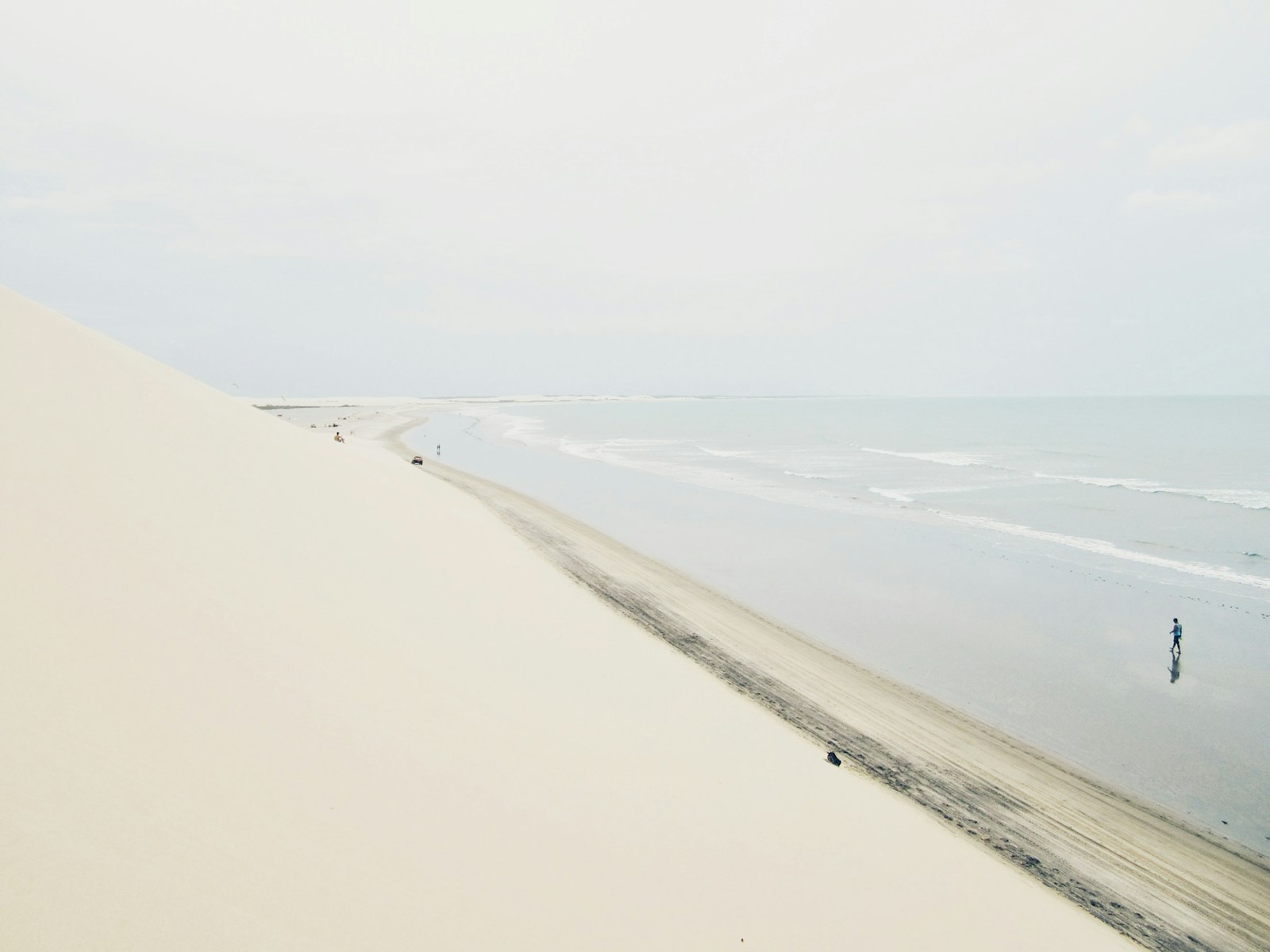 Canon PowerShot ELPH 100 HS (IXUS 115 HS / IXY 210F) sample photo. Person walking on beach photography