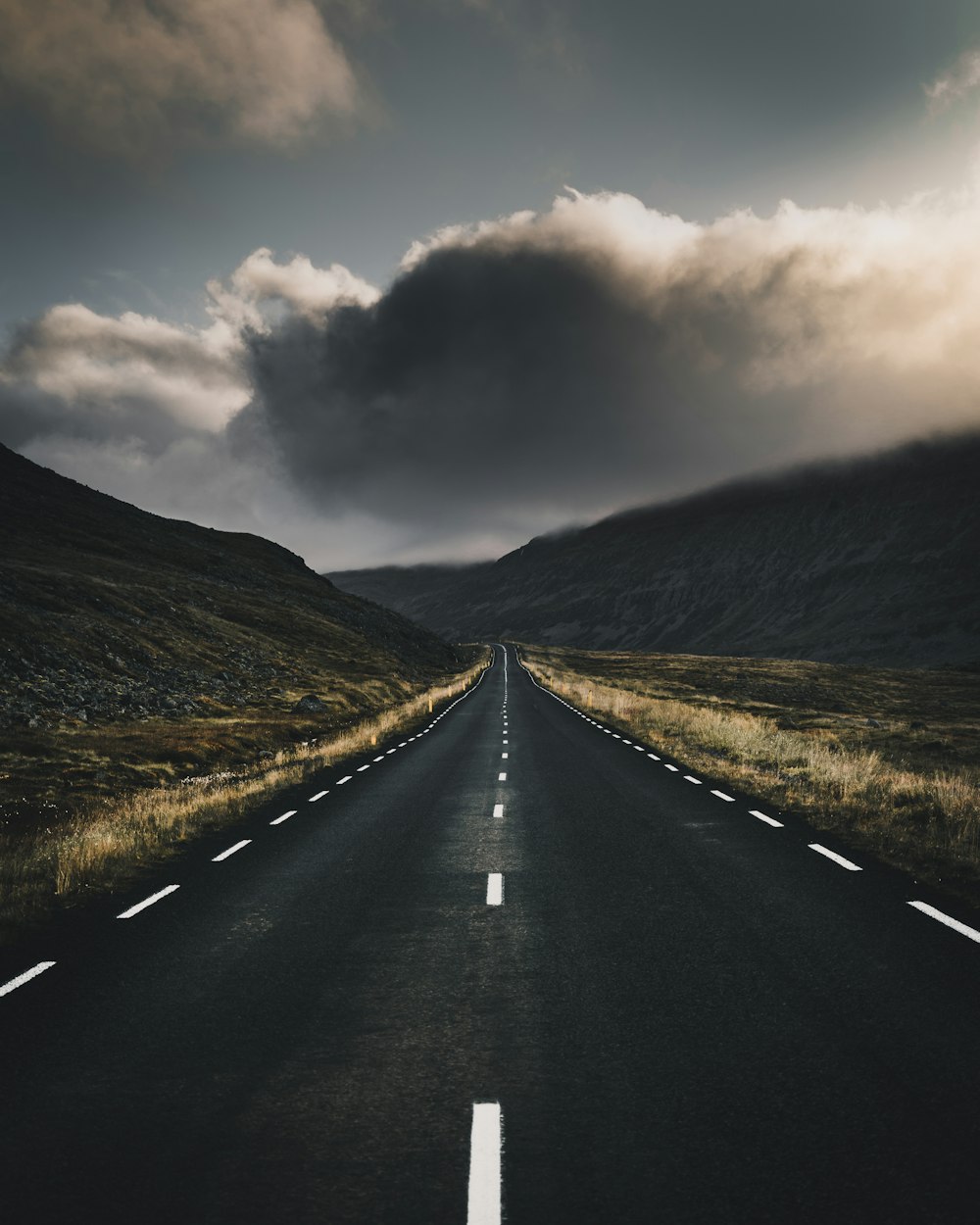 Carretera de hormigón cerca de la montaña