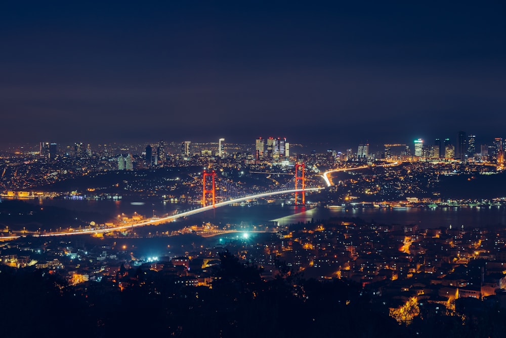 Fotografia vista dall'alto della città illuminata