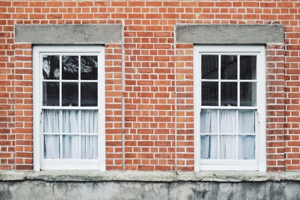 deux vitres en bois blanc