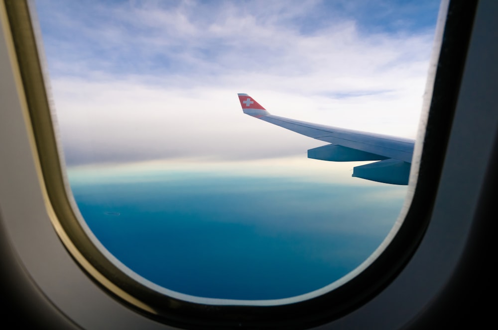 white and gray airplane wing