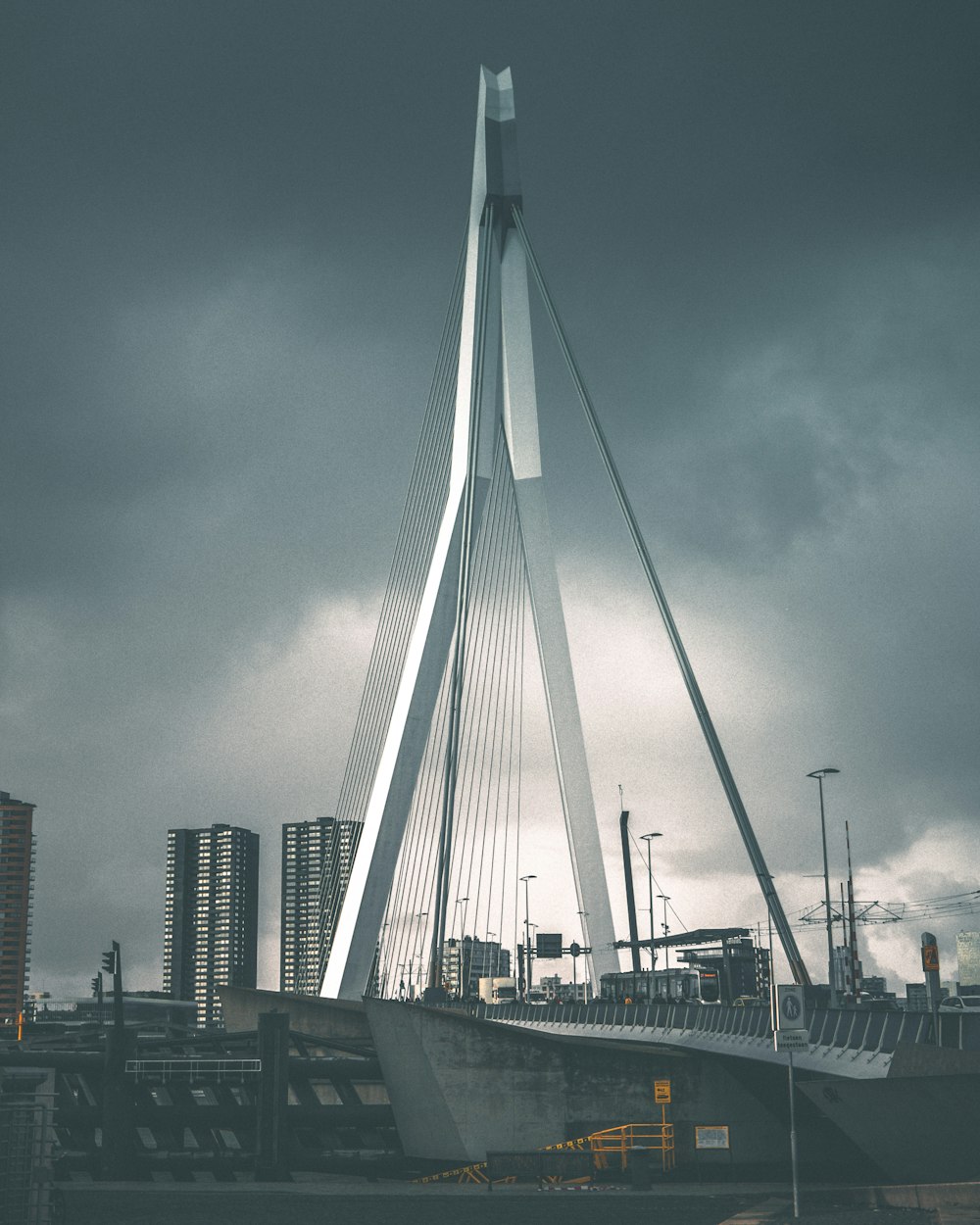 puente colgante gris bajo nubes grises