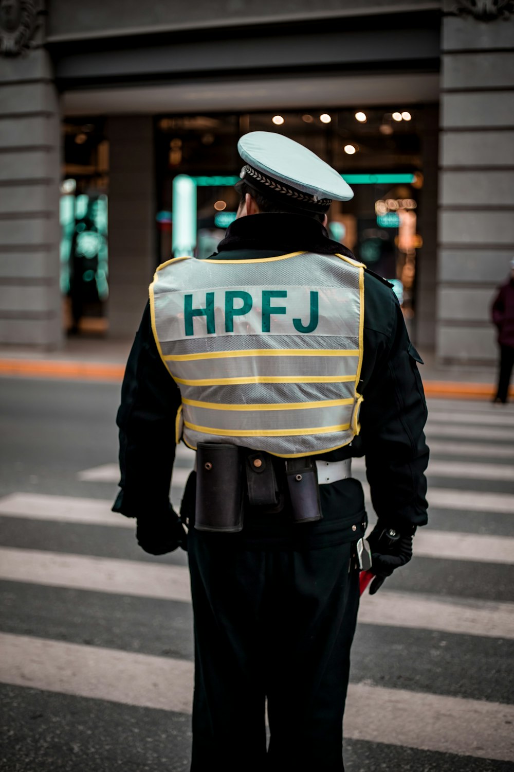 homme portant un costume HPFJ noir et gris debout sur un passage pour piétons en gros plan pho o