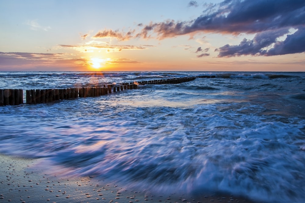 Braune Holzdocks auf dem blauen Jungen des Wassers bei Tag