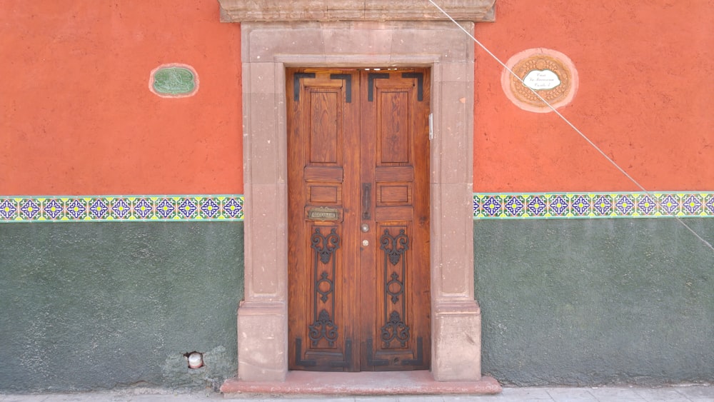 Puerta cerrada de madera marrón