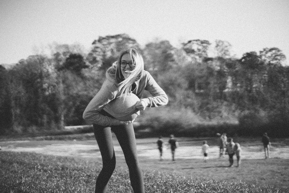 ボールで遊ぶ灰色のジャケットの女性