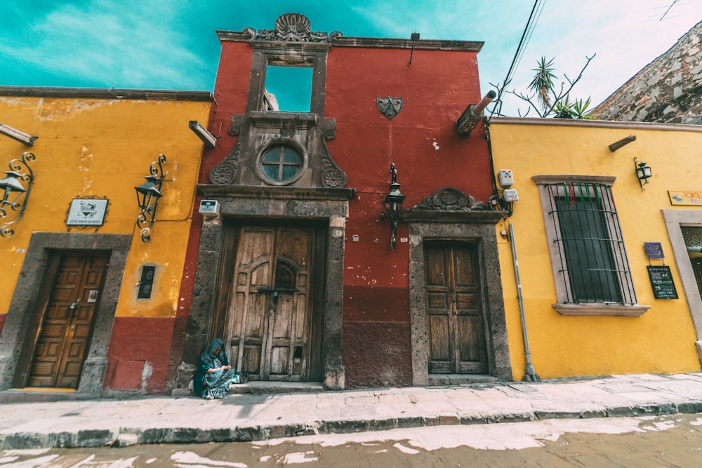 Trois maisons peintes de couleurs assorties dans la photographie de l’œil de ver